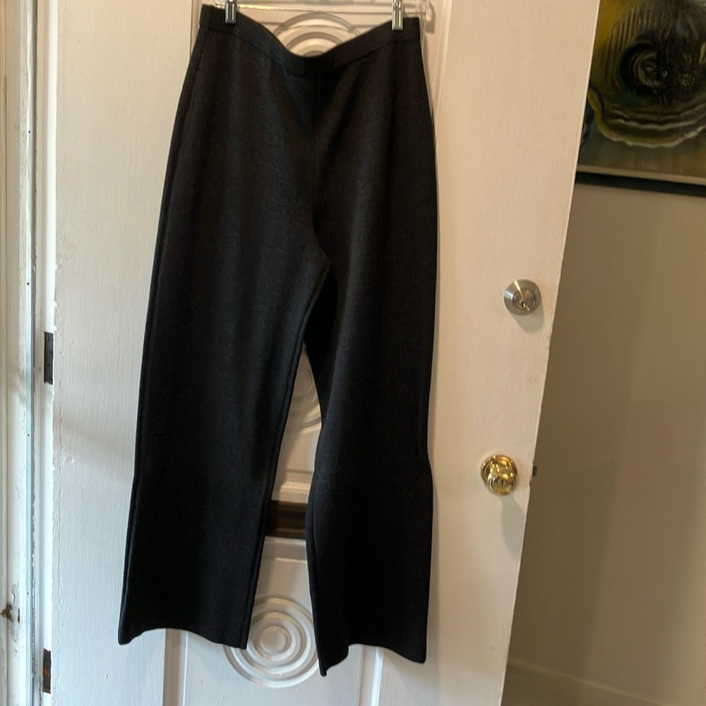 St John knit pant set pant are wide legged.